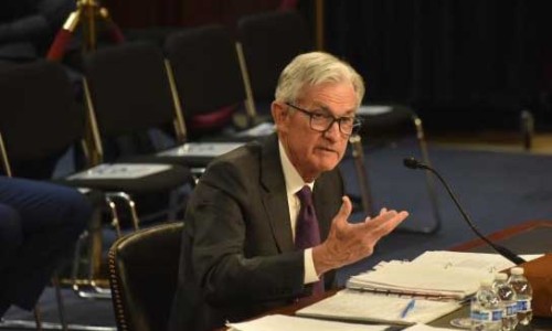 美联储主席鲍威尔出席国会听证会 强调“不急于”降息（中新网）